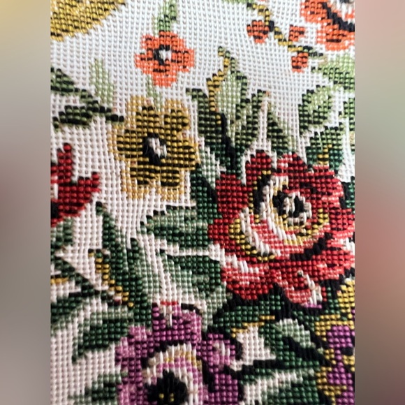 VINTAGE: Floral Tapestry Bakelike, kissy lock top,  bag. - Picture 11 of 16